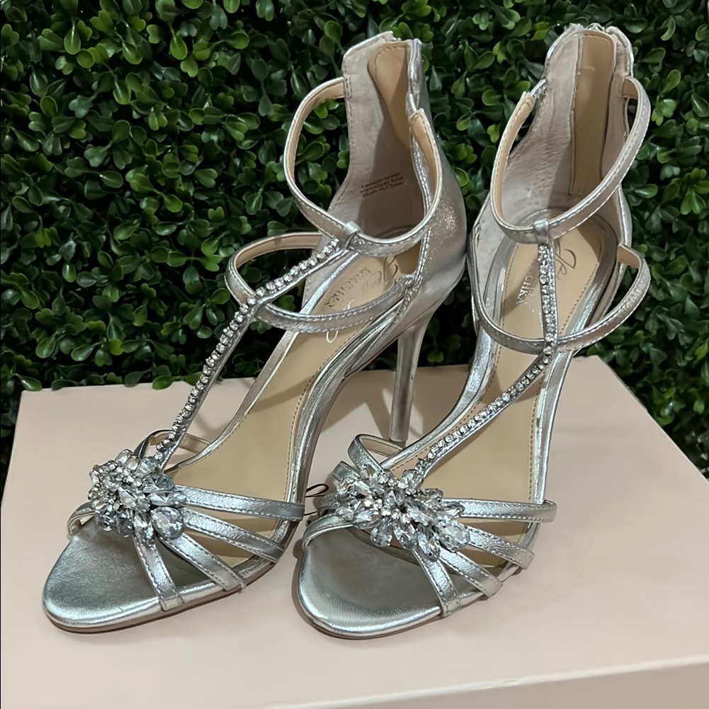 Jewel Badgley Mischka Hazel Ii Silver Embellished T-Strap Sandal Size 5.5